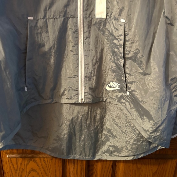 Nike Ladies Windbreaker Grey - Picture 3 of 10